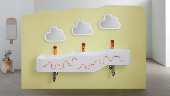 카민 레드와 주황색의 Geberit Bambini 놀이 및 세면 공간 카민 레드와 주황색의 Geberit Bambini 놀이 및 세면 공간