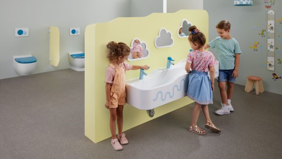 Geberit Bambini가 설치된 위생 시설에서 놀고 있는 아이들 Geberit Bambini가 설치된 위생 시설에서 놀고 있는 아이들