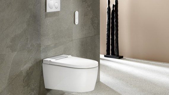 흰색 Geberit AquaClean Sela와 Geberit Sigma20 수세 플레이트가 있는 욕실