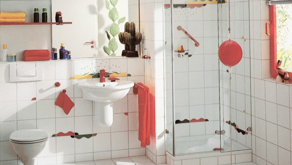 >별도의 샤워실과 대담하고 과감한 스타일의 타일로 포인트를 준 이런 욕실은 매우 패셔너블했습니다.