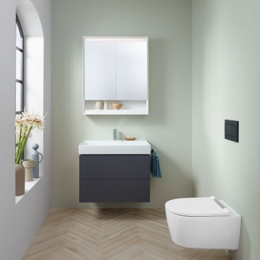 Geberit의 화강암 세면대 캐비닛, 거울 캐비닛, 액추에이터 플레이트 및 세라믹 기기가 있는 민트 색상의 작은 욕실