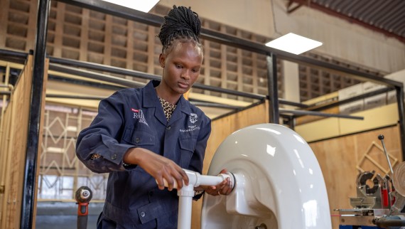Participant in the vocational training programme of the Hilti Foundation and Geberit in Kenya (© Hilti Foundation) Participant in the vocational training programme of the Hilti Foundation and Geberit in Kenya (© Hilti Foundation)