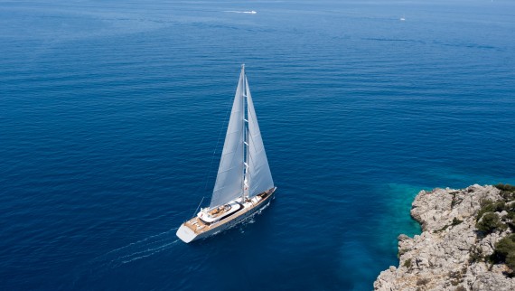 A sailing yacht from the ADA Yachting shipyard in Bodrum glides through the Mediterranean (© ADA Yachting) A sailing yacht from the ADA Yachting shipyard in Bodrum glides through the Mediterranean (© ADA Yachting)