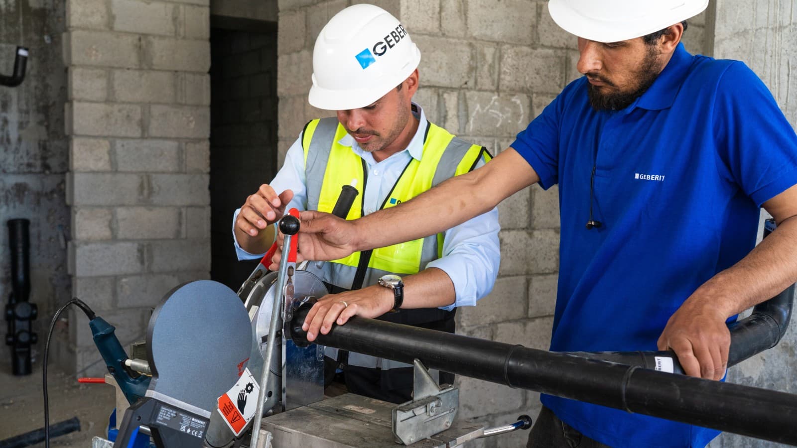 Advice and assistance on site: the Geberit team supported the project throughout its entire duration. Plumbers were comprehensively trained in using the product Advice and assistance on site: the Geberit team supported the project throughout its entire duration. Plumbers were comprehensively trained in using the product