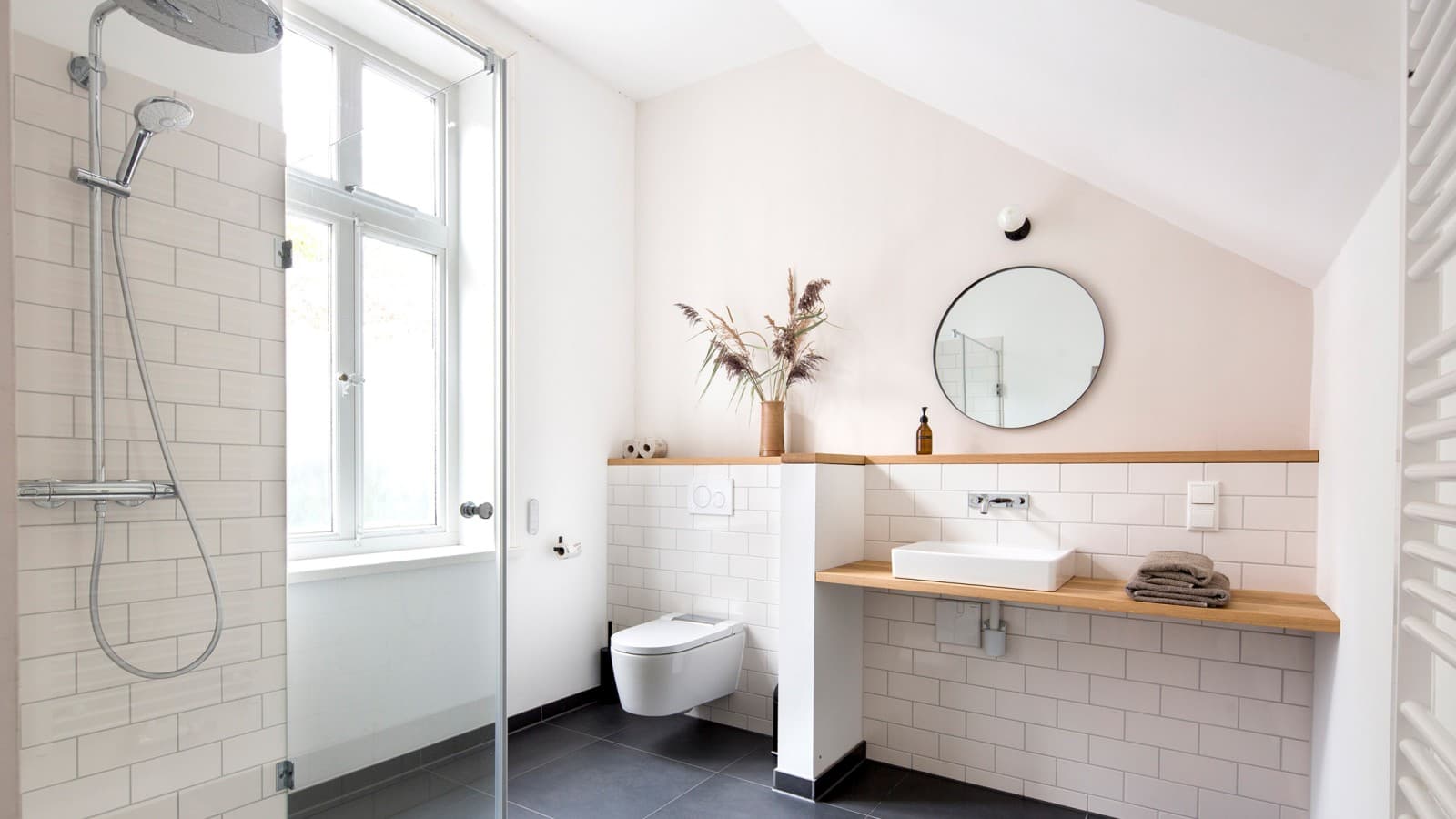 The Geberit ONE washbasin and ONE wall-mounted tap were installed in the guest bathrooms. The Geberit AquaClean Sela shower toilet offers that little extra comfort (© Geberit) The Geberit ONE washbasin and ONE wall-mounted tap were installed in the guest bathrooms. The Geberit AquaClean Sela shower toilet offers that little extra comfort (© Geberit)