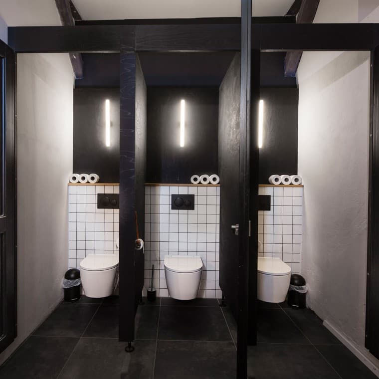 The sanitary rooms with Geberit products set modern accents in the traditional half-timbered house (© Geberit) The sanitary rooms with Geberit products set modern accents in the traditional half-timbered house (© Geberit)
