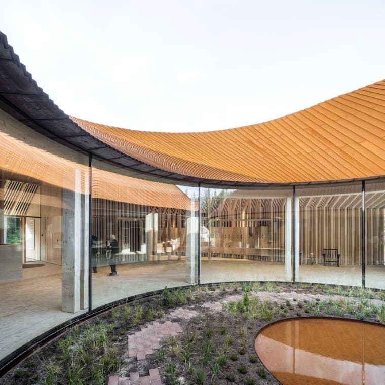 Large glass windows allow a view of the inner courtyard and let light flood into the museum's entrance hall (© R_Hjortshoj) Large glass windows allow a view of the inner courtyard and let light flood into the museum's entrance hall (© R_Hjortshoj)