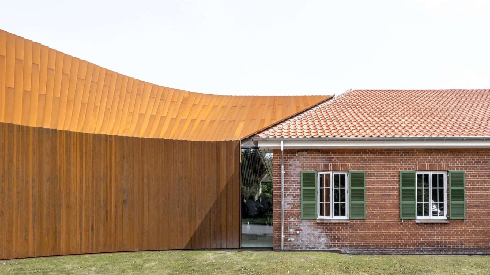 Present and past form a unity: on the left the modern extension, on the right the former hospital wing of the refugee camp in Oksbøl (© R_Hjortshoj) Present and past form a unity: on the left the modern extension, on the right the former hospital wing of the refugee camp in Oksbøl (© R_Hjortshoj)