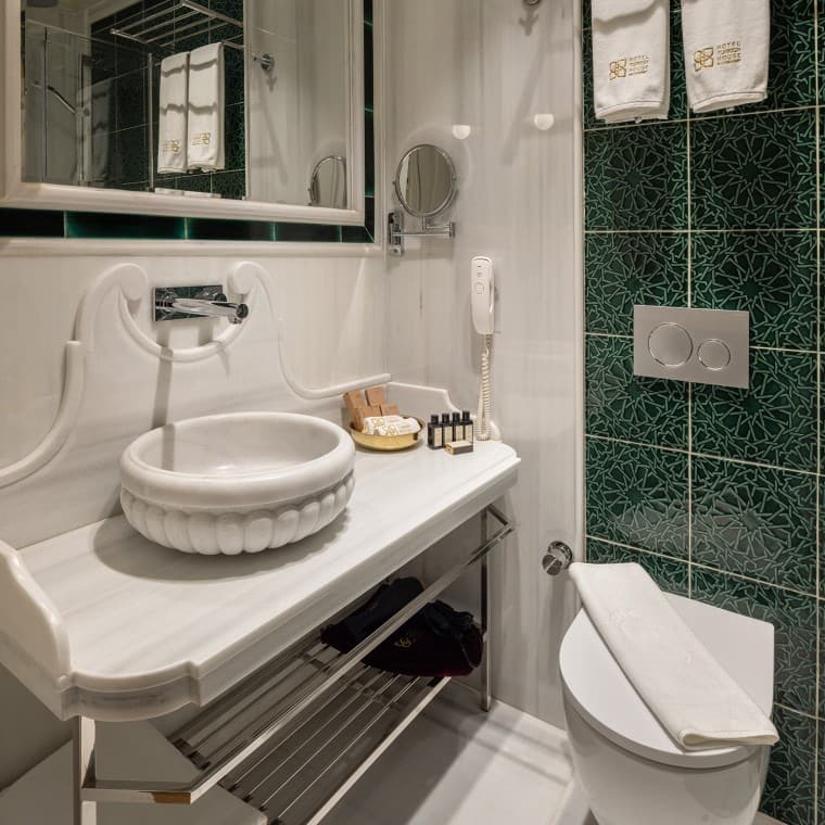 Geberit provides modern comfort in the guest bathrooms. Since economical use of water is important to the architect, dual-flush systems were installed everywhere (© Hotel Turkish House) Geberit provides modern comfort in the guest bathrooms. Since economical use of water is important to the architect, dual-flush systems were installed everywhere (© Hotel Turkish House)