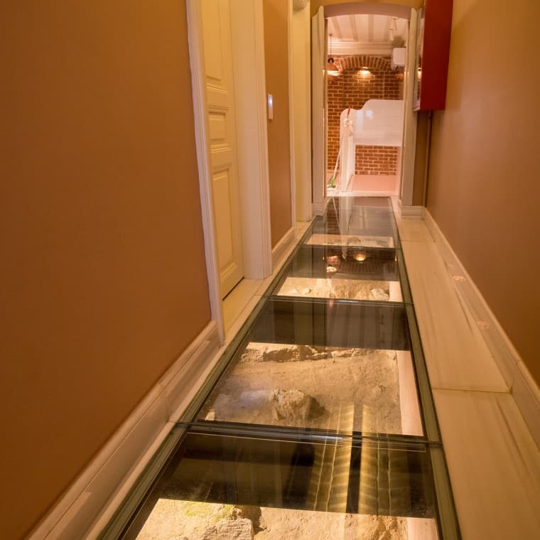 In the corridors on the ground floor, the ancient remains of the former palace garden wall are visible under glazed flooring plates (© Hande Erçin) In the corridors on the ground floor, the ancient remains of the former palace garden wall are visible under glazed flooring plates (© Hande Erçin)