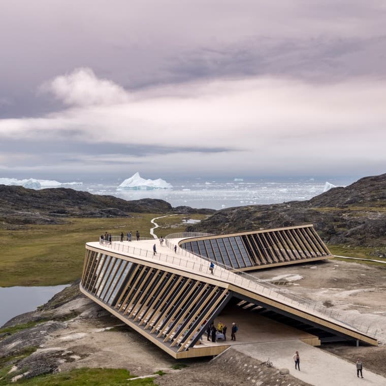 The curved shape of the building was a challenge in terms of sanitary technology (© Adam Mørk) The curved shape of the building was a challenge in terms of sanitary technology (© Adam Mørk)
