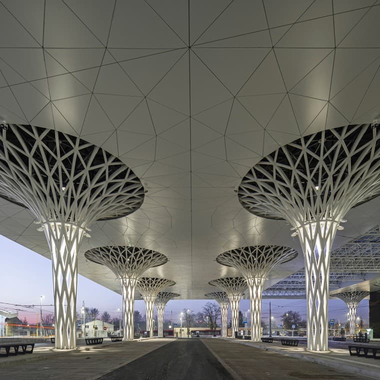 The openwork columns are a particular eye-catcher of the new building (© Rafał Chojnacki) The openwork columns are a particular eye-catcher of the new building (© Rafał Chojnacki)