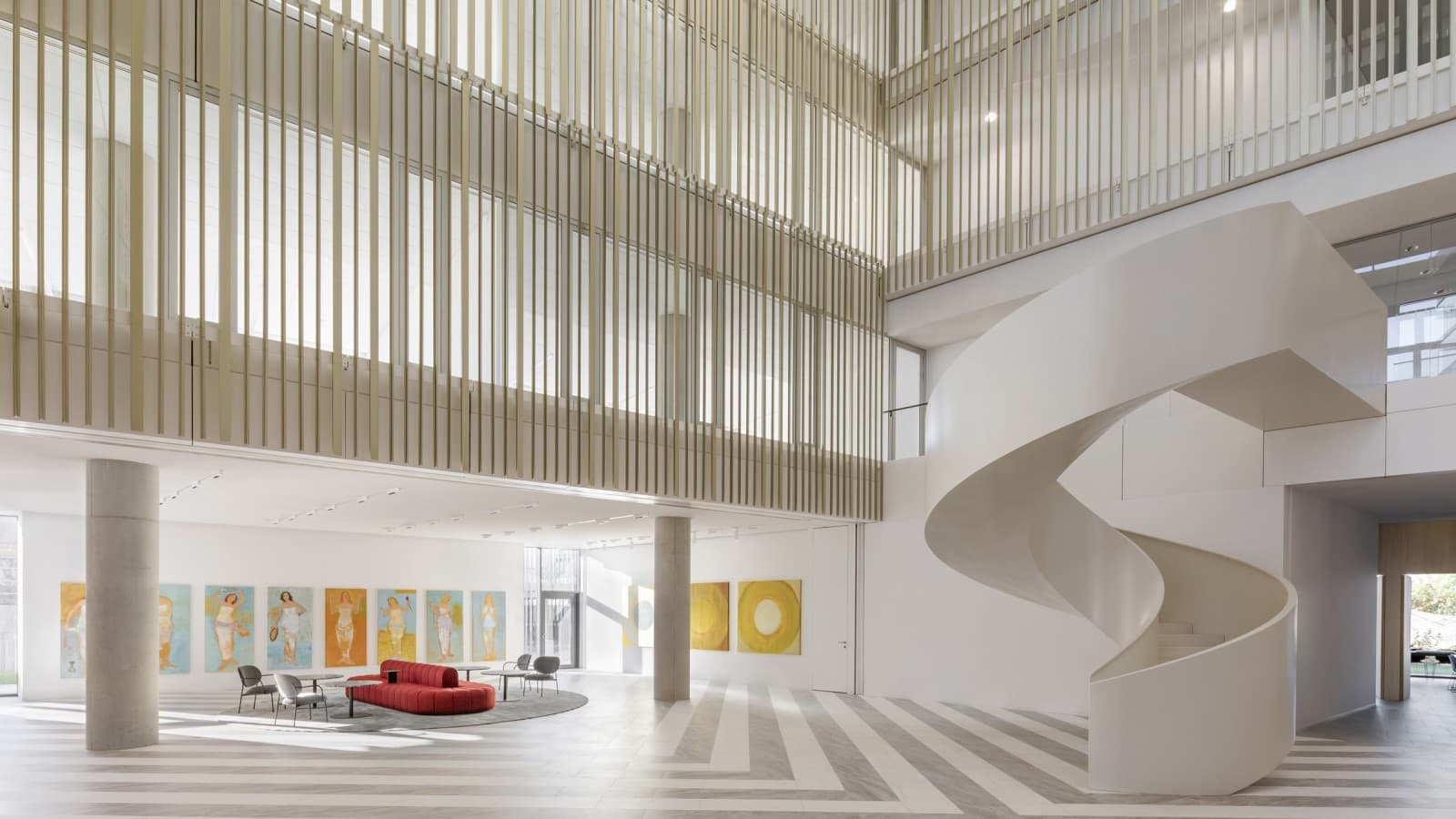 The central atrium (© Ana Skobe) The central atrium (© Ana Skobe)