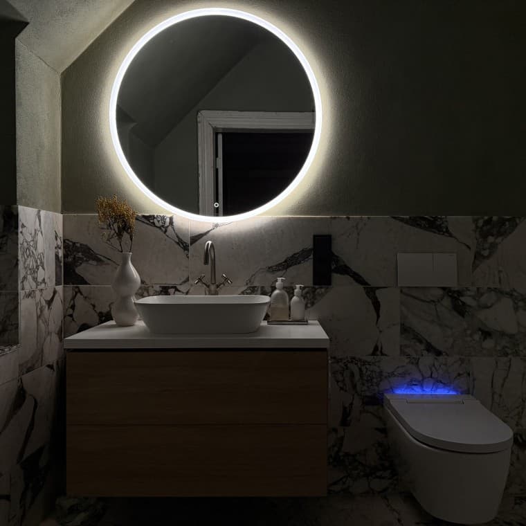 Comfort even at night: the Geberit Option illuminated mirror and the Geberit AquaClean Sela create a hotel-like feeling (© Büşra Qadir) Comfort even at night: the Geberit Option illuminated mirror and the Geberit AquaClean Sela create a hotel-like feeling (© Büşra Qadir)