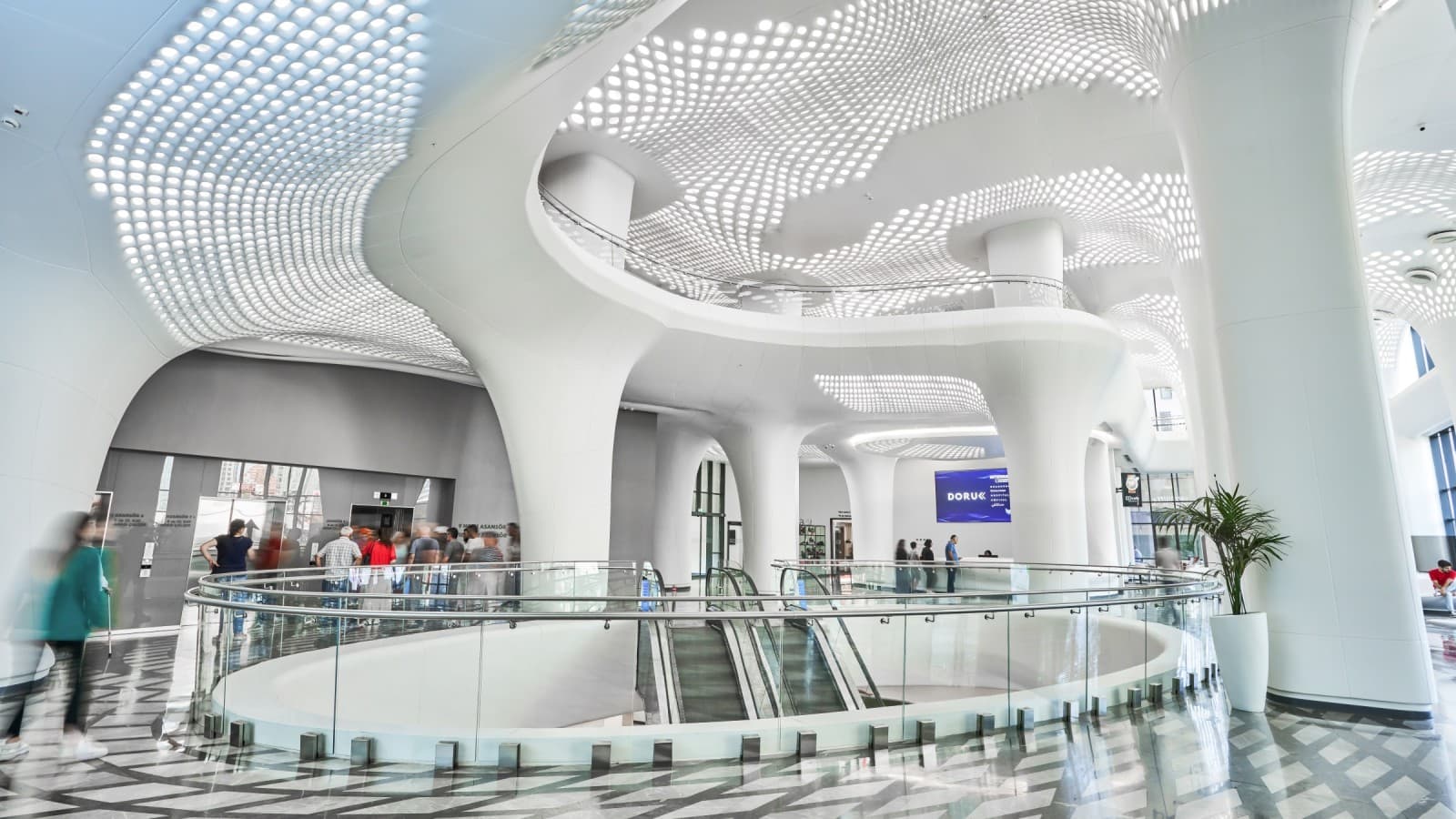 Futuristic and bathed in light: the Doruk Nilüfer Hospital in Bursa relies on spacious rooms and organic forms. (© Doruk Hospital) Futuristic and bathed in light: the Doruk Nilüfer Hospital in Bursa relies on spacious rooms and organic forms. (© Doruk Hospital)