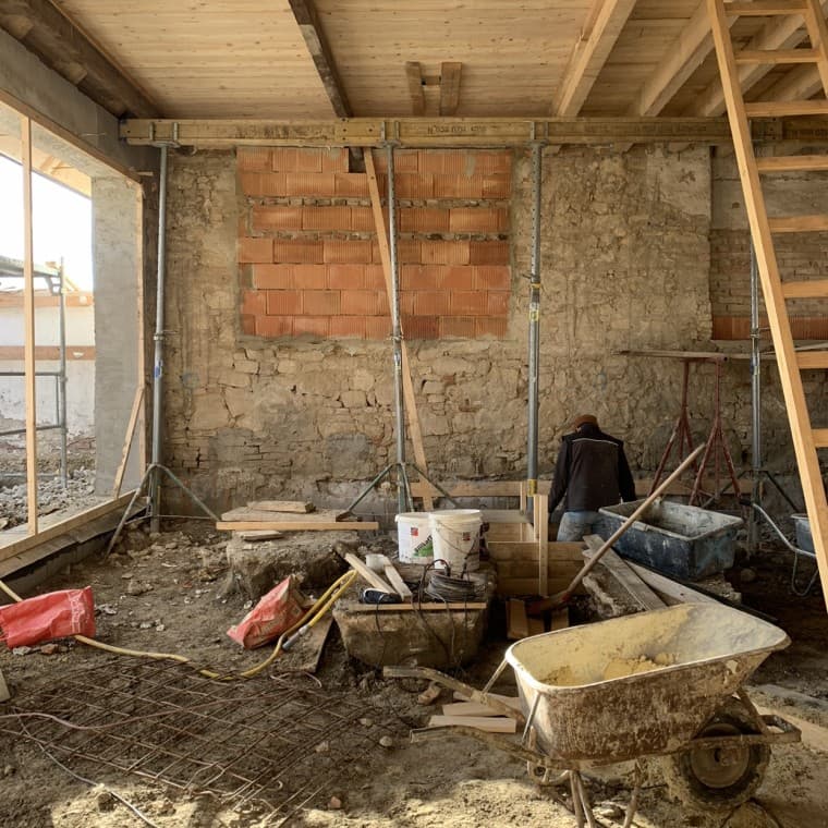 The “living room” before the renovation. Much of it was completely redone, such as the floor structure (© Anna W.) The “living room” before the renovation. Much of it was completely redone, such as the floor structure (© Anna W.)