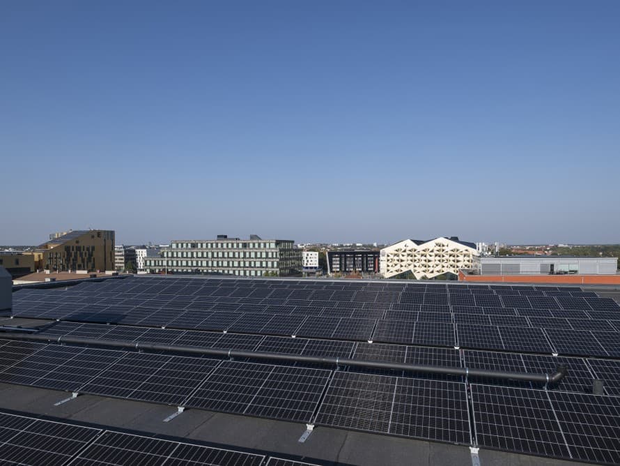Solar panels on the roof provide green energy (© baraBild) Solar panels on the roof provide green energy (© baraBild)
