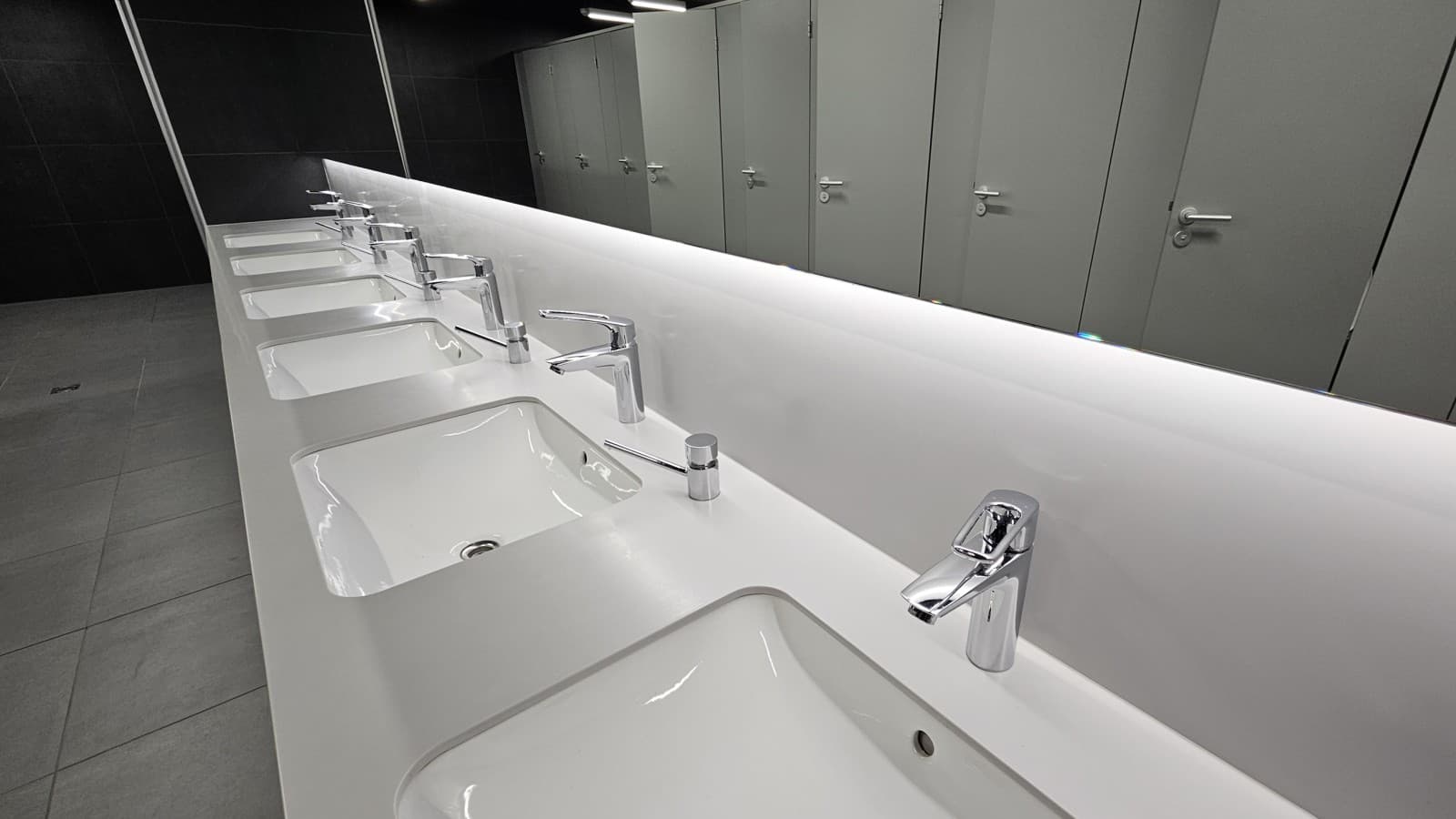 Many Geberit products are installed in the public toilets - such as VariForm washbasins (© Geberit) Many Geberit products are installed in the public toilets - such as VariForm washbasins (© Geberit)
