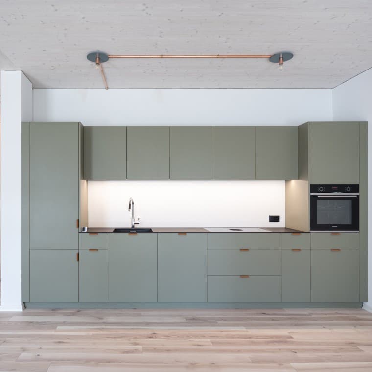 Surface-mounted cables are installed to ensure that the building can also be used flexibly in the long term. © Openly / Jens Ellensohn Surface-mounted cables are installed to ensure that the building can also be used flexibly in the long term. © Openly / Jens Ellensohn