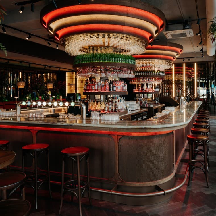 On the ground floor: the legendary Heineken Hoek Grand Café has a new look (© Nina Slagmolen) On the ground floor: the legendary Heineken Hoek Grand Café has a new look (© Nina Slagmolen)