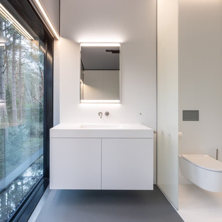 Minimalist yet highly functional: Geberit mirror cabinets with ComfortLight (© Lucas van der Wee) Minimalist yet highly functional: Geberit mirror cabinets with ComfortLight (© Lucas van der Wee)