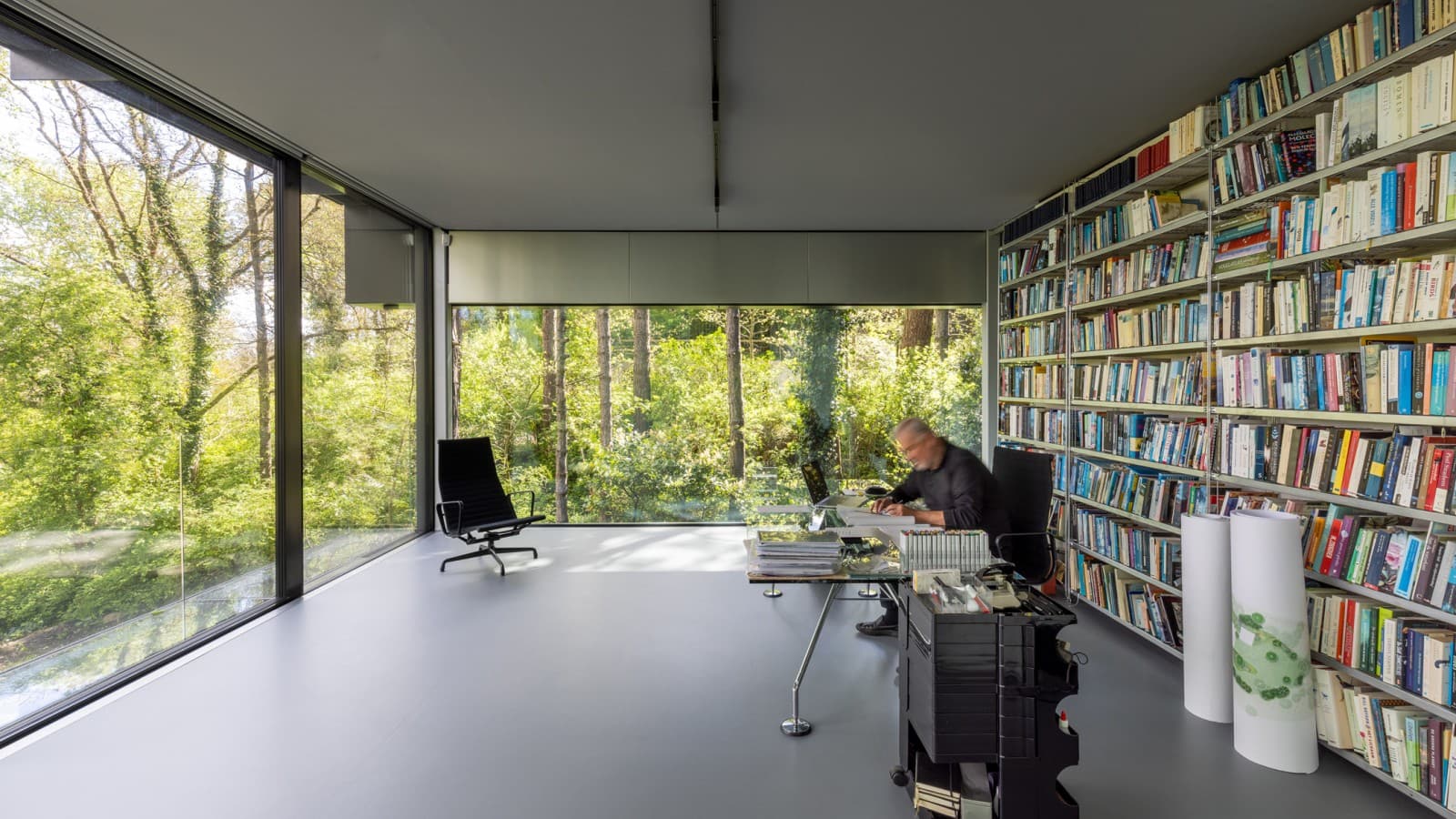 Where inside and outside merge: Jan Pesman in his office (© Lucas van der Wee) Where inside and outside merge: Jan Pesman in his office (© Lucas van der Wee)