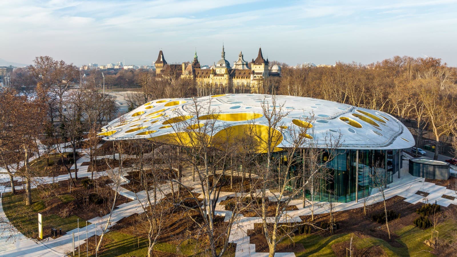 A mushroom in a park? The iconic roof of the "House of Music Hungary" seen from above (© Városliget Zrt.) A mushroom in a park? The iconic roof of the "House of Music Hungary" seen from above (© Városliget Zrt.)