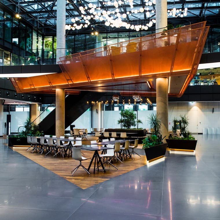 View of the interior of Varso Place: a plaza encased in glass creates a link between office landscape and public space (© Jarosław Kąkol) View of the interior of Varso Place: a plaza encased in glass creates a link between office landscape and public space (© Jarosław Kąkol)