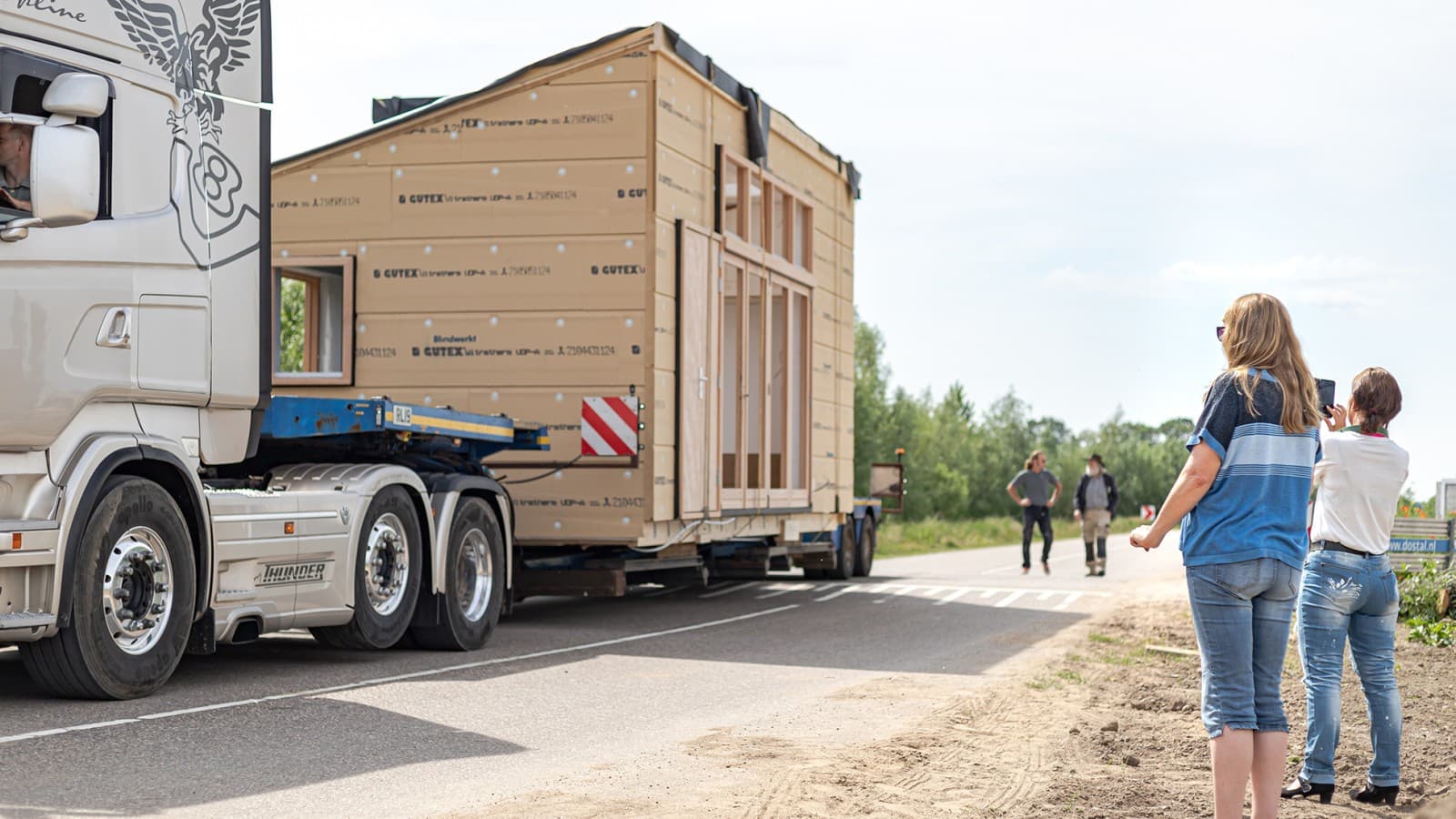 Transport of Tiny House (© Chiela van Meerwijk) Transport of Tiny House (© Chiela van Meerwijk)