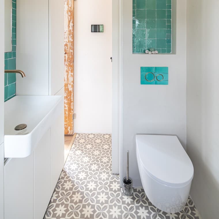 Everything for the small bathroom: WC, actuator plate and lay-on washbasin are from Geberit (© Chiela van Meerwijk) Everything for the small bathroom: WC, actuator plate and lay-on washbasin are from Geberit (© Chiela van Meerwijk)
