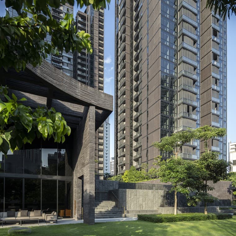 With 30 storeys, the two residential towers of the Martin Modern complex soar into the Singapore skyline (© Darren Soh) With 30 storeys, the two residential towers of the Martin Modern complex soar into the Singapore skyline (© Darren Soh)