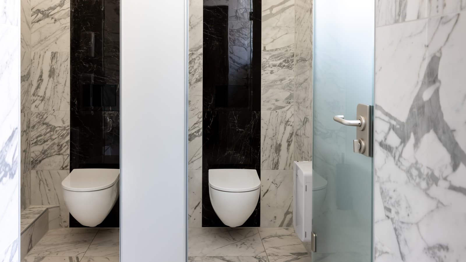 Rimless WC ceramics from the Acanto bathroom series (© Opernhaus Chemnitz / Nasser Hashemi) Rimless WC ceramics from the Acanto bathroom series (© Opernhaus Chemnitz / Nasser Hashemi)