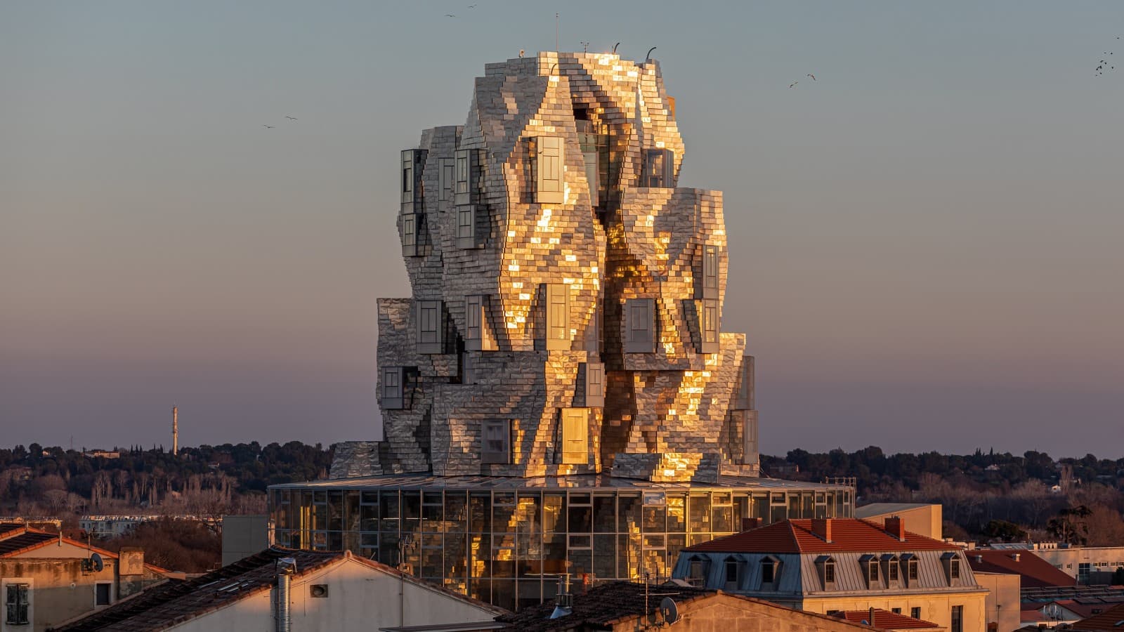The specially coated aluminium panels of the tower façade reflect the light of the evening sun, creating an almost supernatural atmosphere (© Adrian Deweerdt, Arles) The specially coated aluminium panels of the tower façade reflect the light of the evening sun, creating an almost supernatural atmosphere (© Adrian Deweerdt, Arles)