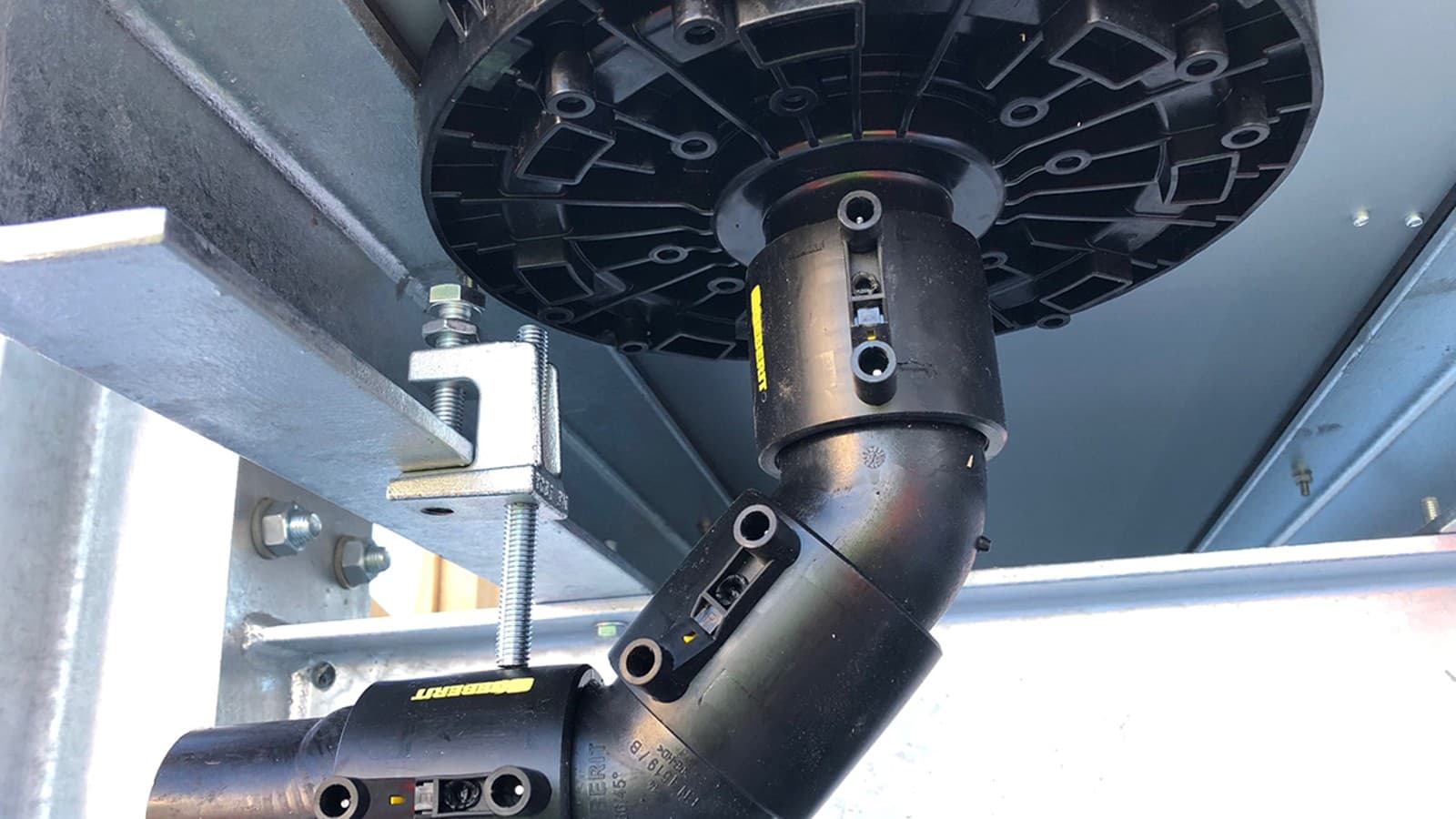 실제 Geberit 노하우: Pluvia 지붕 배수 시스템. (©Geberit) 실제 Geberit 노하우: Pluvia 지붕 배수 시스템. (©Geberit)