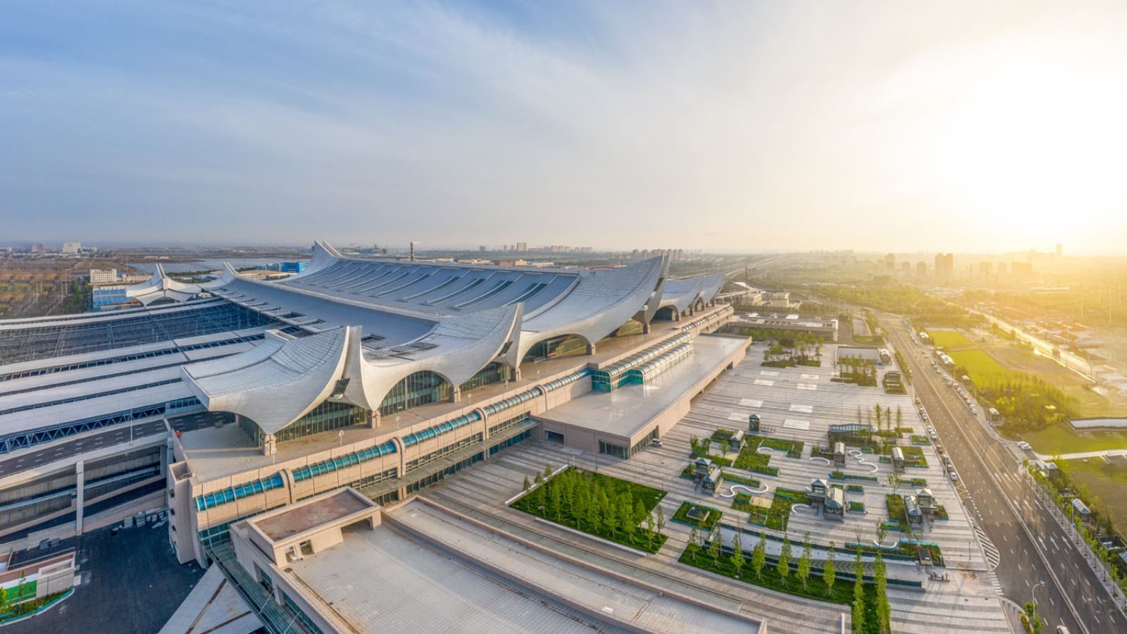 두 개의 큰 파도와 여덟 개의 작은 파도: 물결치는 홍다오 역. 두 개의 큰 파도와 여덟 개의 작은 파도: 물결치는 홍다오 역.